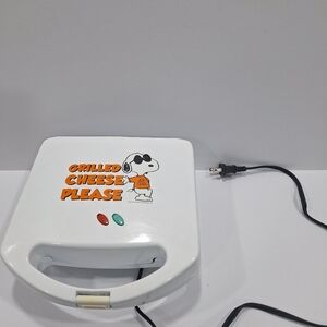 2014 Peanuts-White Grilled Cheese Maker with Snoopy.and Woodstock  Design